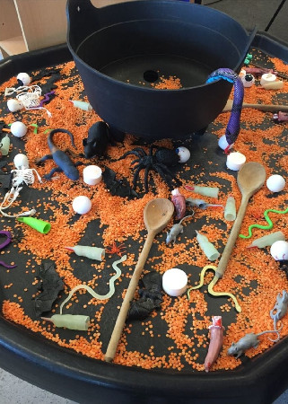 Halloweenské smyslohraní s čočkou, figurkami a vařečkami