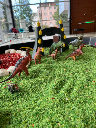 Dinosauří smyslohraní v zelené rýži