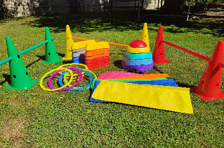 Překážky, kruhy, nášlapy a skákací pytle při pohledu shora
